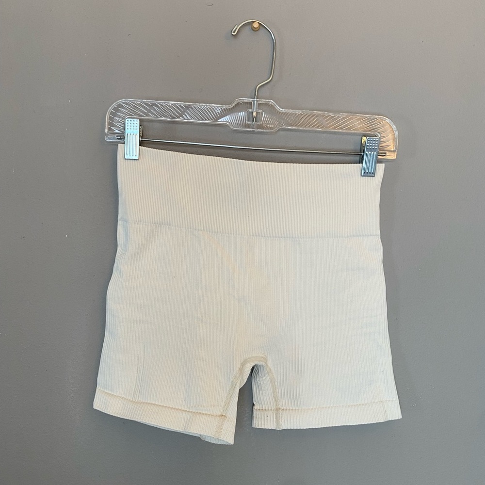 CREAM BIKER SHORTS